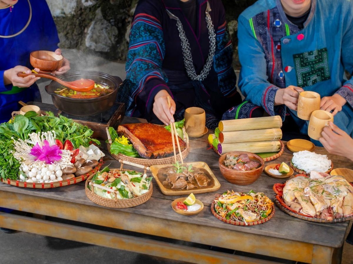 Ẩm thực tại đây thể hiện sự mộc mạc nhưng đậm đà hương vị núi rừng.