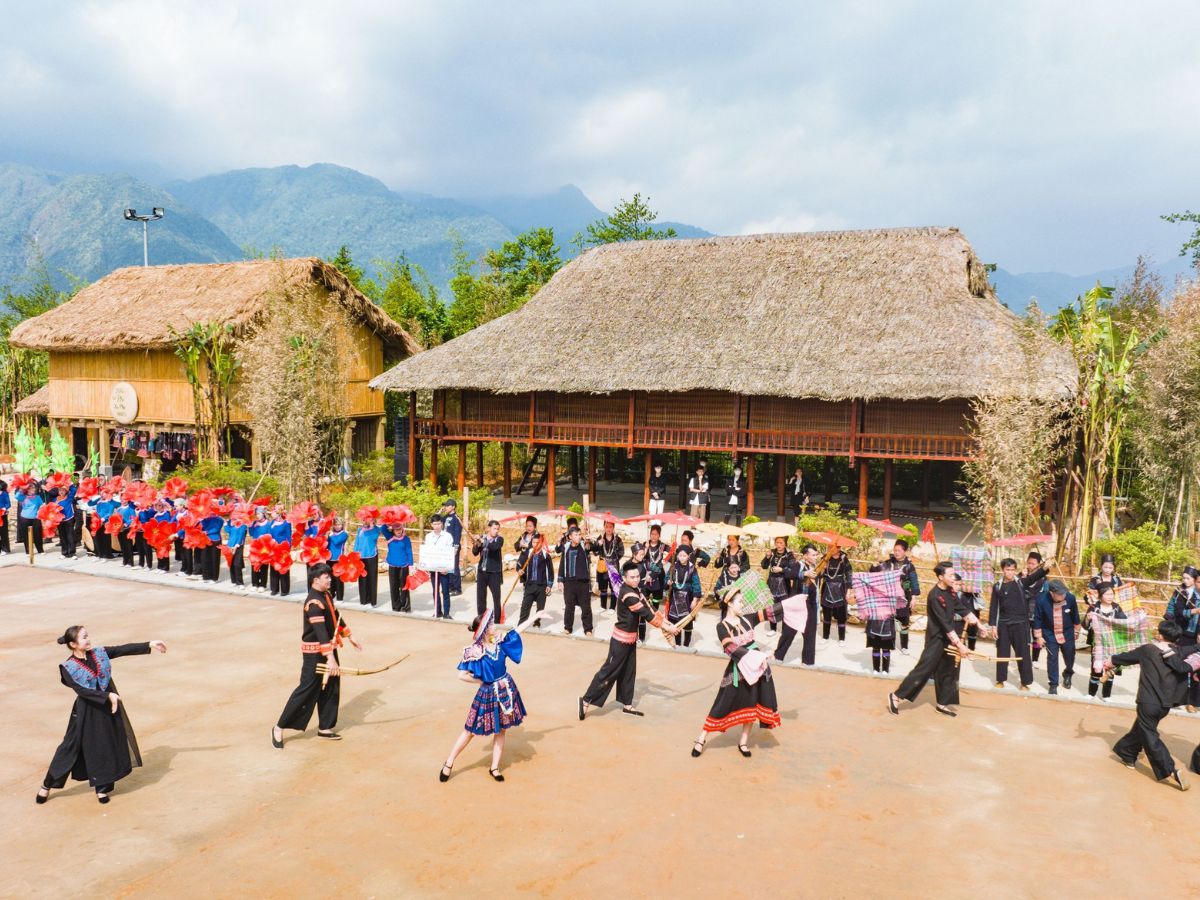 Du khách có thể vừa tận hưởng dịch vụ du lịch tiện nghi vừa khám phá đời sống văn hóa bản địa