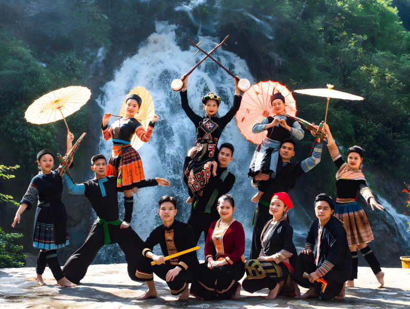 Bản làng trở nên nhộn nhịp hơn với các lễ hội và hoạt động múa hát. 