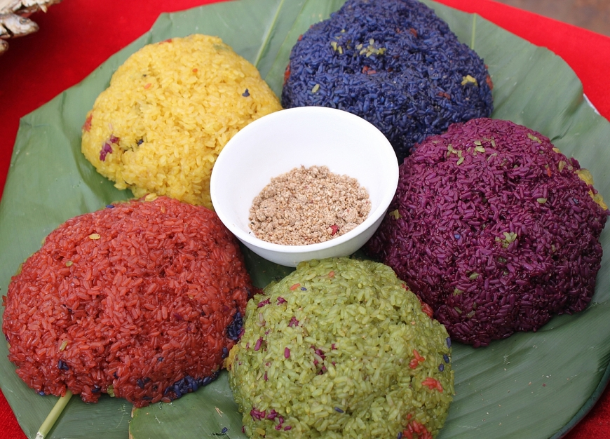 Xôi ngũ sắc là món ăn truyền thống không thể thiếu trong các dịp lễ.