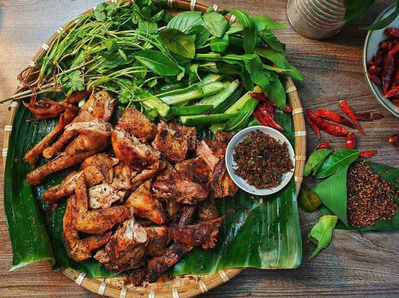 Gà nướng lá mắc mật là món ăn quen thuộc hàng ngày và cũng góp mặt trong các bữa cơm sum vầy đầu năm.