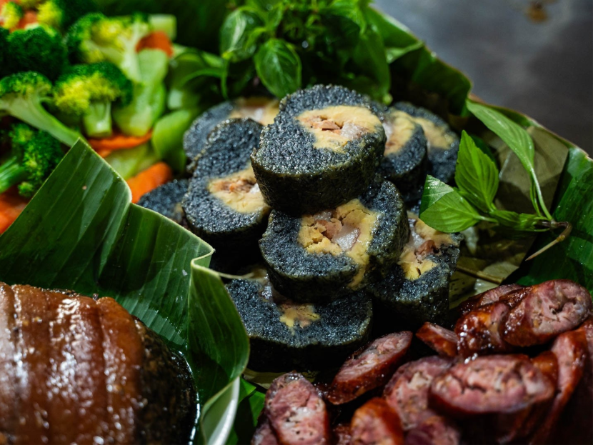 Bánh chưng đen gây ấn tượng bởi sắc đen của nếp nương cùng hương thơm đặc biệt.