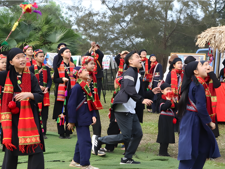 Lễ hội xuống đồng còn là dịp để các thế hệ gặp gỡ và giao lưu.