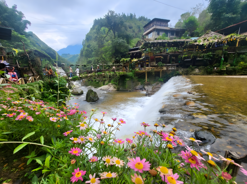 Bản Tả Phìn là nơi sinh sống lâu đời của đồng bào dân tộc Dao Đỏ và H’Mông.