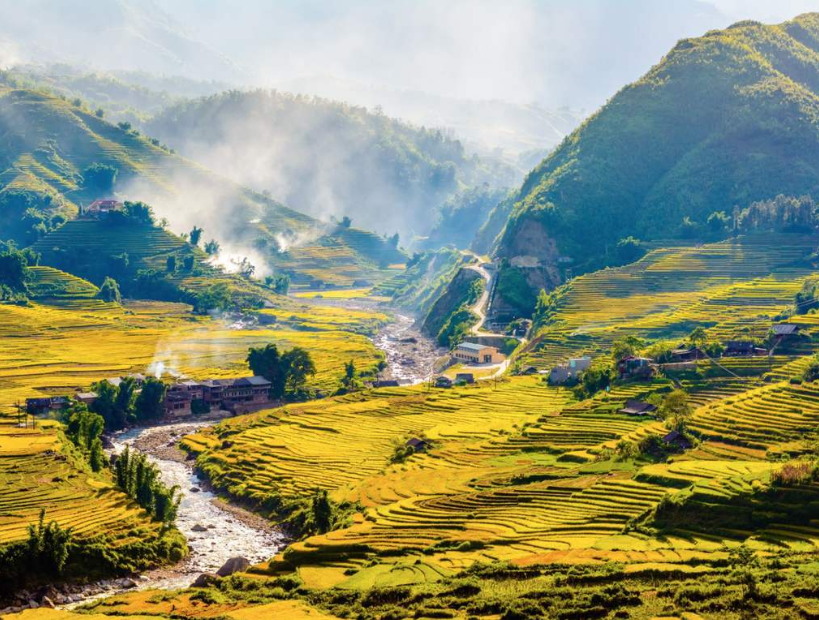 Khung cảnh rộng lớn với dòng suối len lỏi giữa thung lũng Mường Hoa