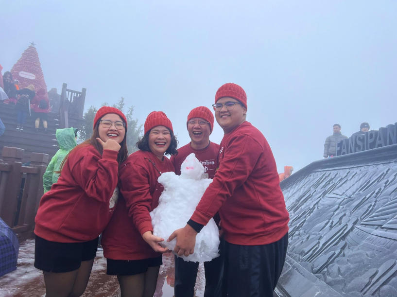 Đỉnh Fansipan chìm trong tuyết trắng vào những ngày cận Tết.