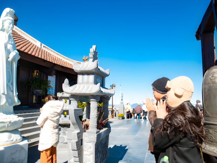 Nhiều du khách lựa chọn quần thể văn hóa tâm linh để dâng hương và cầu an đầu năm.