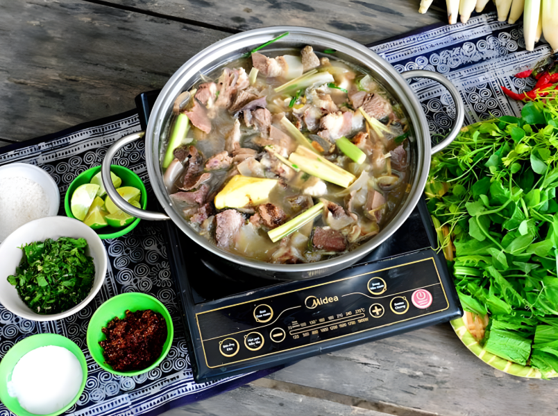 Thắng cố là món ăn tiêu biểu gắn liền với người dân tộc H’Mông.