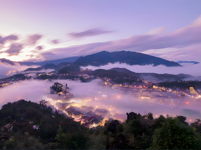Toàn cảnh trung tâm Sa Pa hiện ra giữa biển mây bảng lảng, mang đến cảm giác vừa hùng vĩ vừa thơ mộng.
