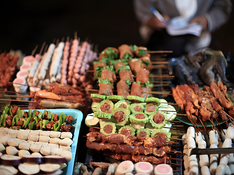 Đồ nướng Sa Pa với đa dạng các loại xiên được tẩm ướp đậm đà.