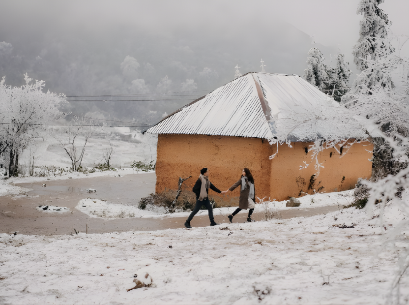 Sa Pa chịu ảnh hưởng của các đợt không khí lạnh tăng cường nên có thể xảy ra hiện tượng băng giá.