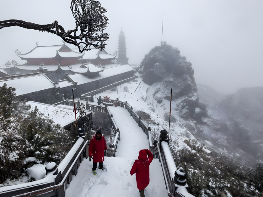 Sa Pa còn thường xuyên xuất hiện sương mù dày vào mùa đông.