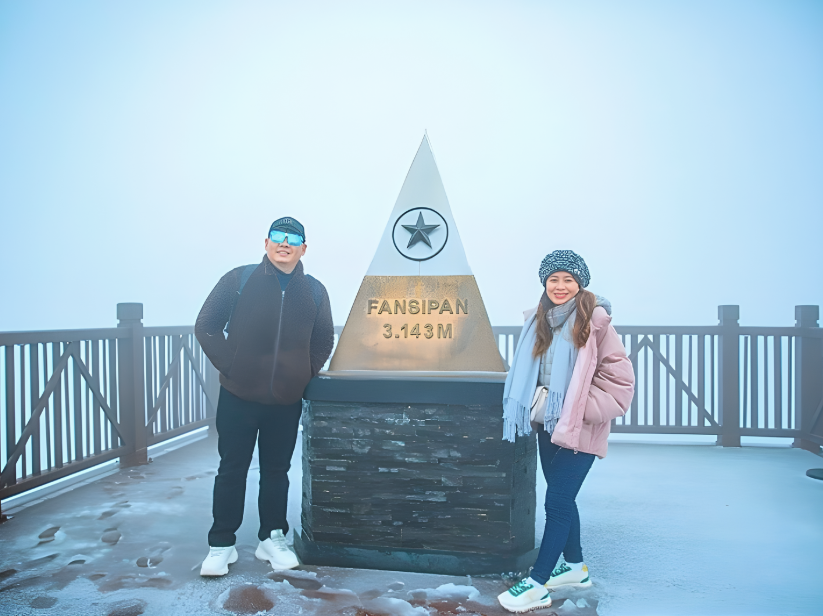 Toàn bộ bề mặt đỉnh Fansipan được tuyết phủ trắng xóa, có nơi dày đến 2 - 3 cm.