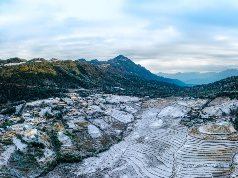 Đèo Ô Quy Hồ là địa điểm từng nhiều lần ghi nhận tuyết rơi và băng giá vào mùa đông.