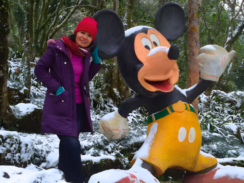 Du khách check-in băng tuyết trên núi Hàm Rồng.