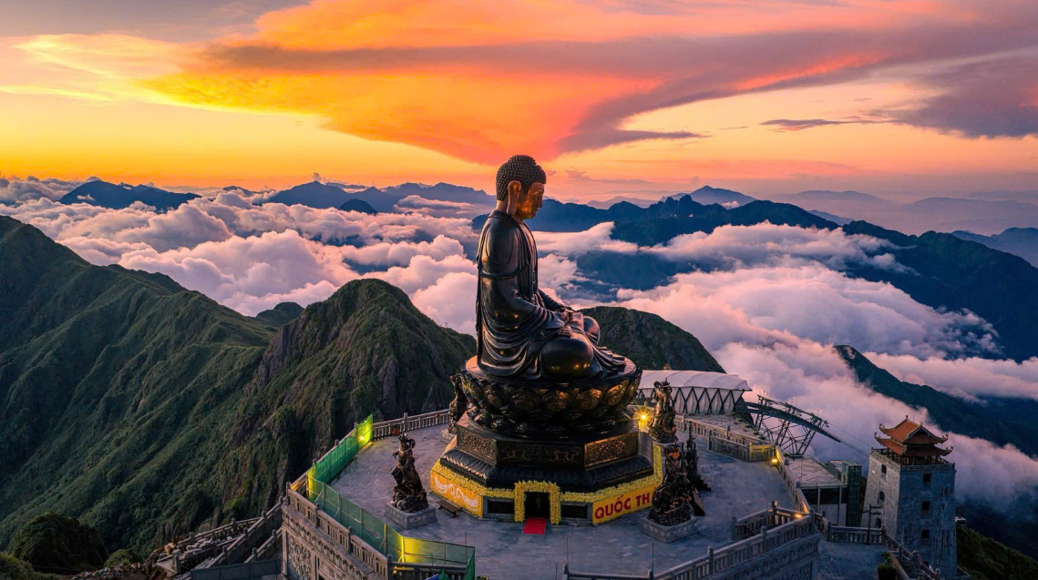 Chiêm bái Đại tượng Phật A Di Đà - tượng Phật bằng đồng ở độ cao cao nhất châu Á.