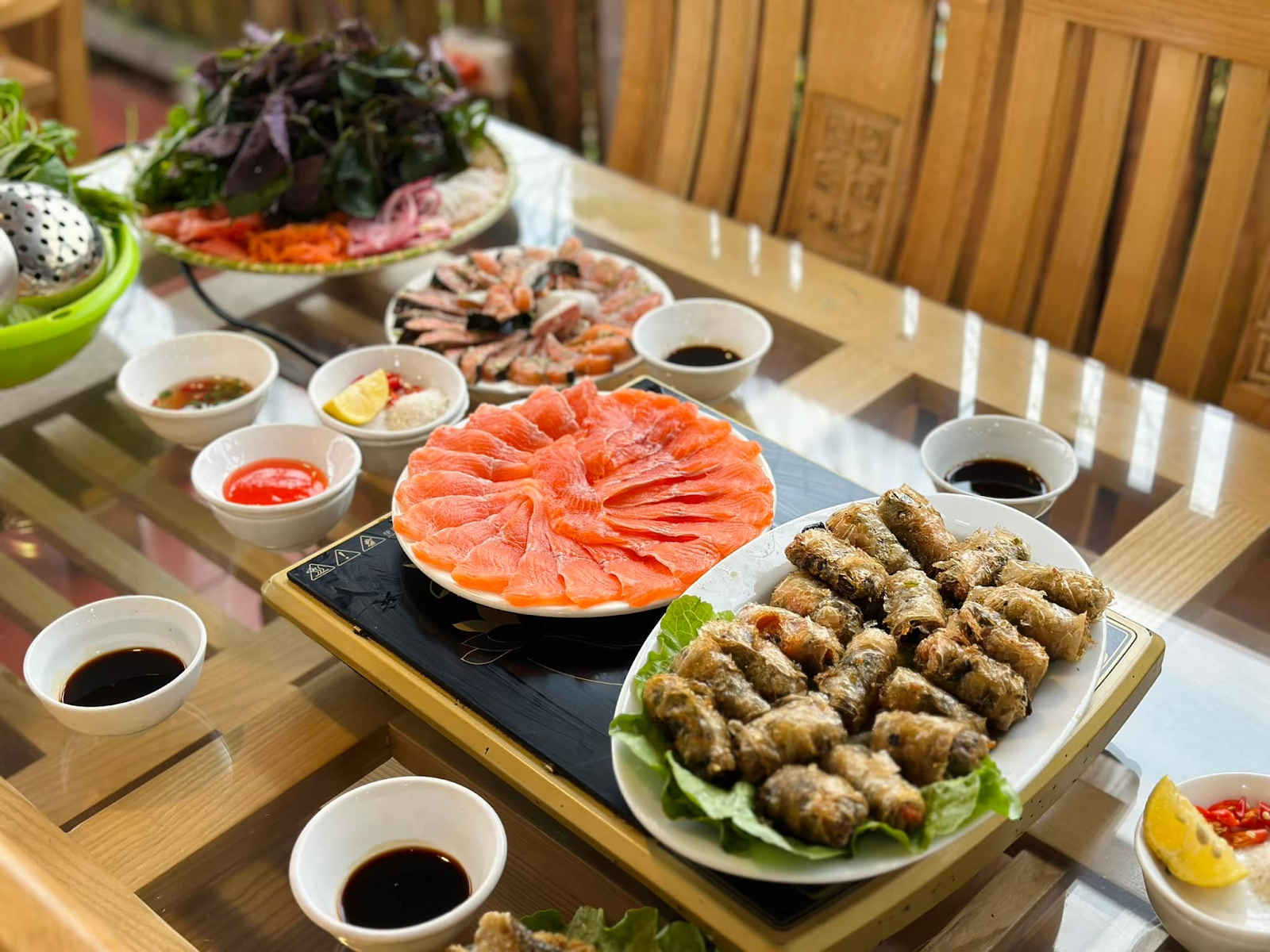 Thực đơn của Song Nhi Sapa tập trung làm nổi bật cá hồi qua nhiều cách chế biến.