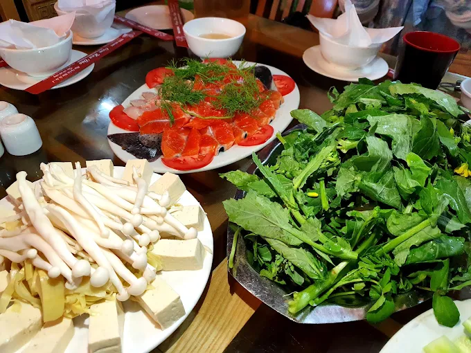 Du khách lựa chọn nhà hàng Hoa Đào để tận hưởng bữa ăn nóng hổi giữa không khí mờ sương đặc trưng của Sa Pa.