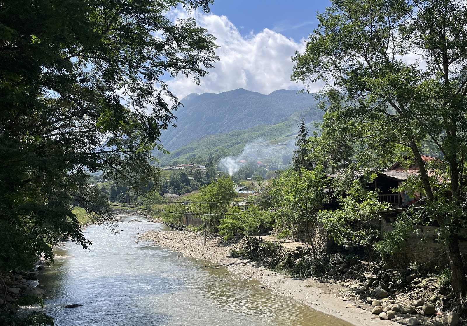 Du khách có thể thuê xe máy hoặc đi bộ men theo lối mòn ngắm cảnh.