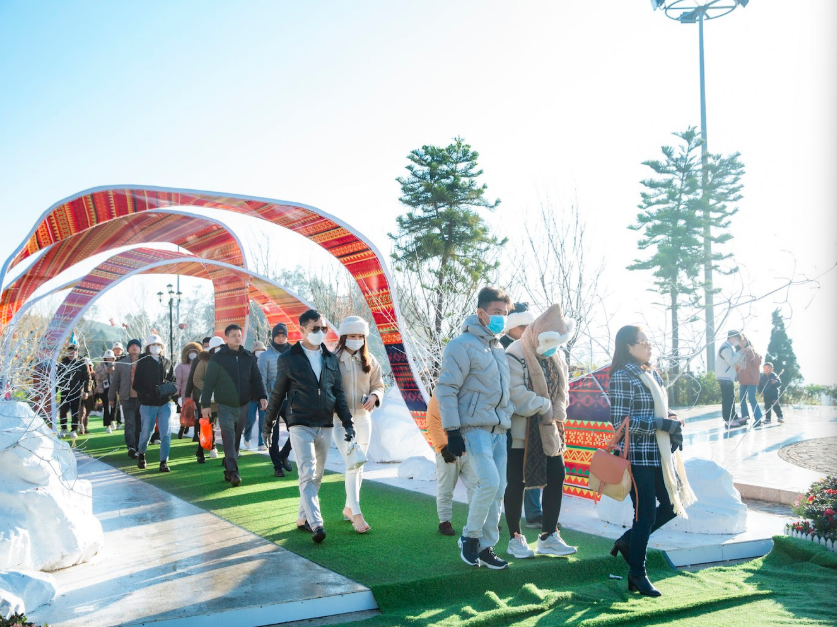 Báo Lào Cai nhận định lượng khách đến Sa Pa tiếp tục được dự báo ở mức cao.