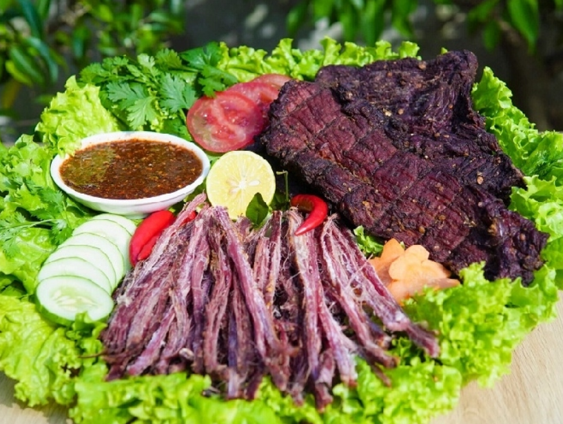 Thịt trâu tươi được tuyển chọn kỹ lưỡng và tẩm ướp với các loại gia vị truyền thống.