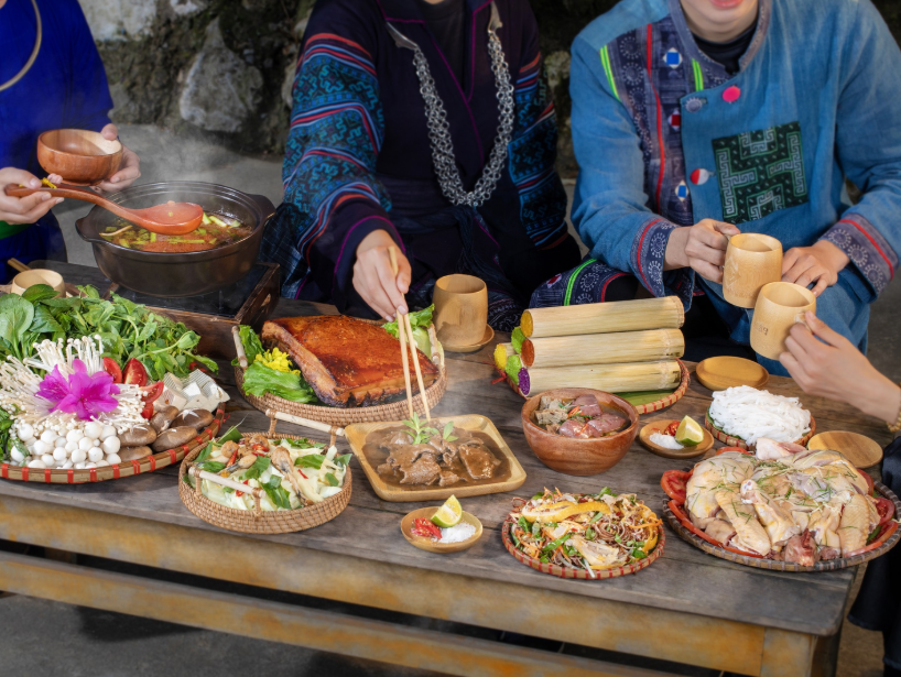 Gia đình người địa phương cùng nhau chuẩn bị các món đặc sản Sa Pa dịp Tết theo truyền thống lâu đời.