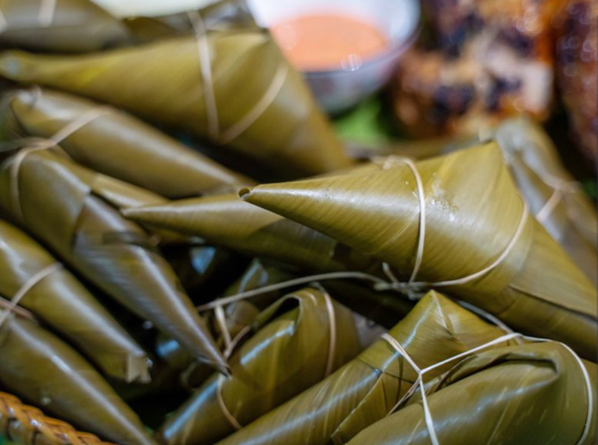 Sau khi nấu, bánh sừng trâu tỏa mùi thơm dịu của nếp quyện cùng hương lá rừng