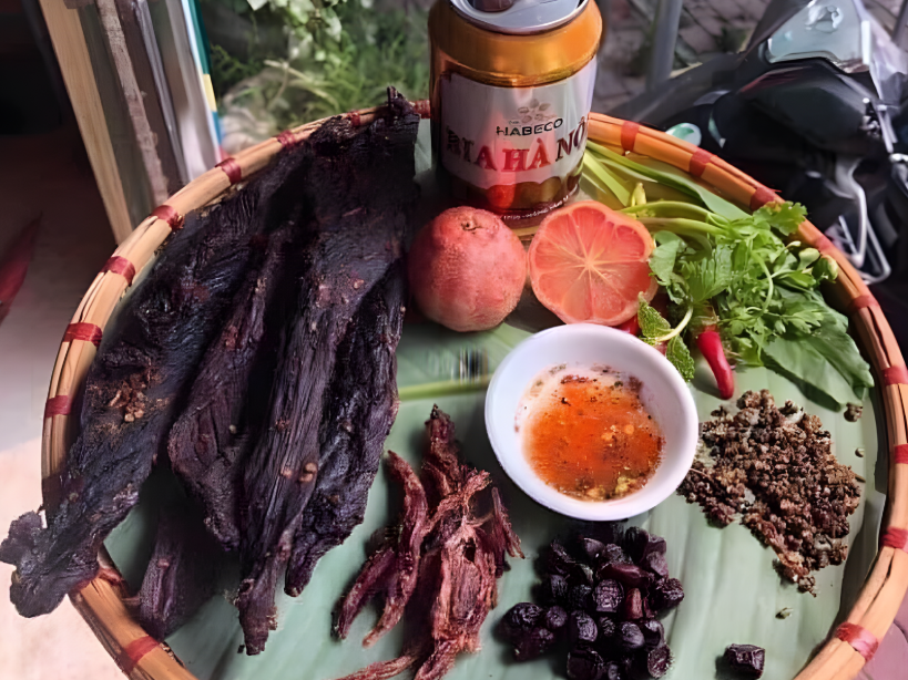 Thịt trâu gác bếp Sa Pa có màu nâu đỏ đặc trưng.