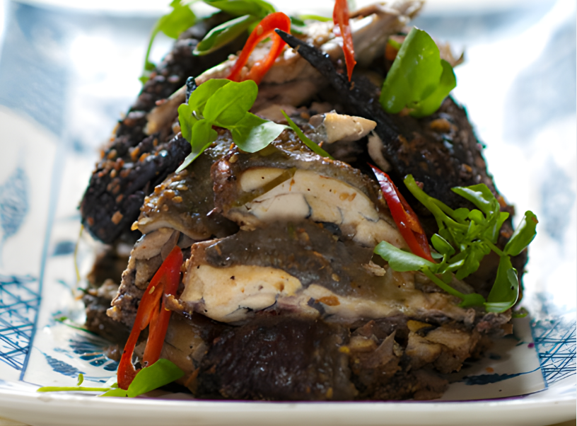 Gà ác hay còn gọi là gà đen là một giống gà nhỏ ít gặp ở miền Bắc.