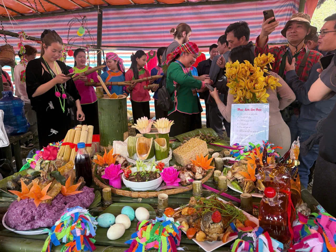 Lễ hội xuống đồng là một trong những lễ hội đặc biệt được tổ chức thường niên hàng năm tại Sa Pa.