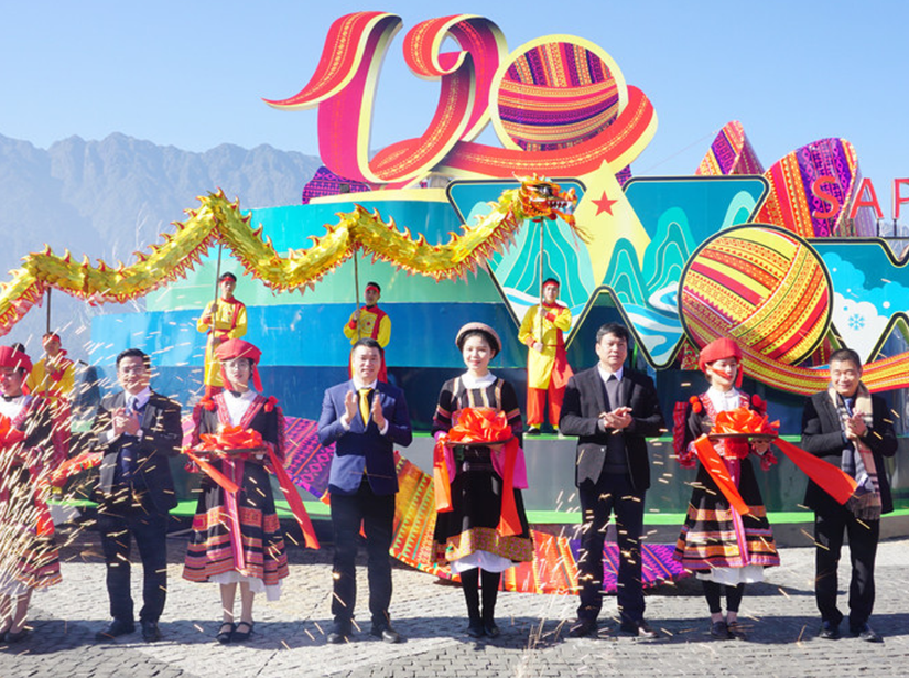 Lễ hội Khèn hoa tái hiện không gian Tết truyền thống của đồng bào dân tộc. 