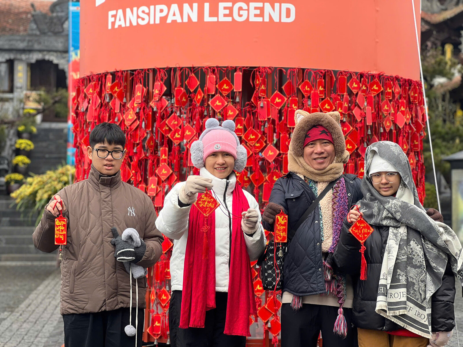 Không khí vui vẻ của hội xuân lan tỏa khắp chân núi Fansipan. 