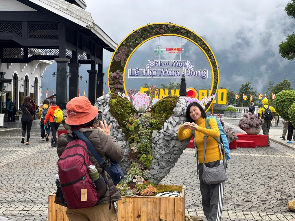 Du khách check-in tại tiểu cảnh "Quả tim đá nở hoa".