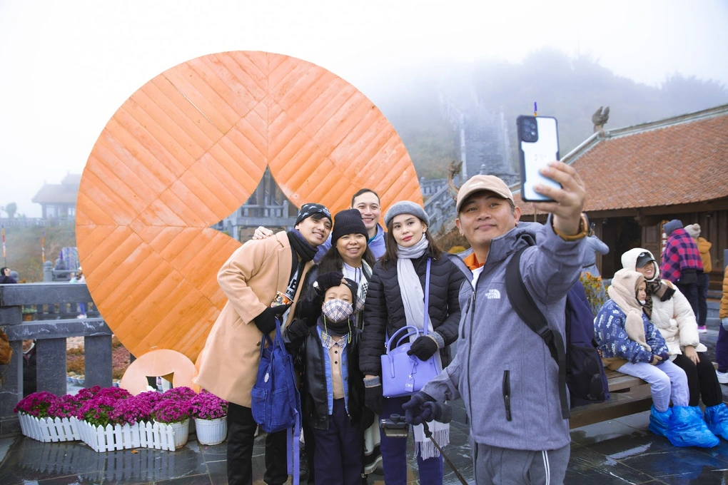 Du khách nên ưu tiên áo khoác lông vũ hoặc áo giữ nhiệt dày khi đi lễ đầu năm ở Fansipan.