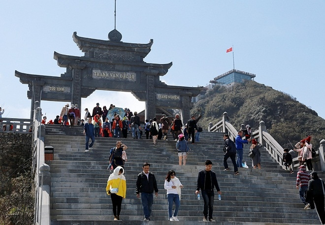 Hàng nghìn Phật tử, du khách khắp nơi về đây trong ngày đầu năm để chiêm bái.