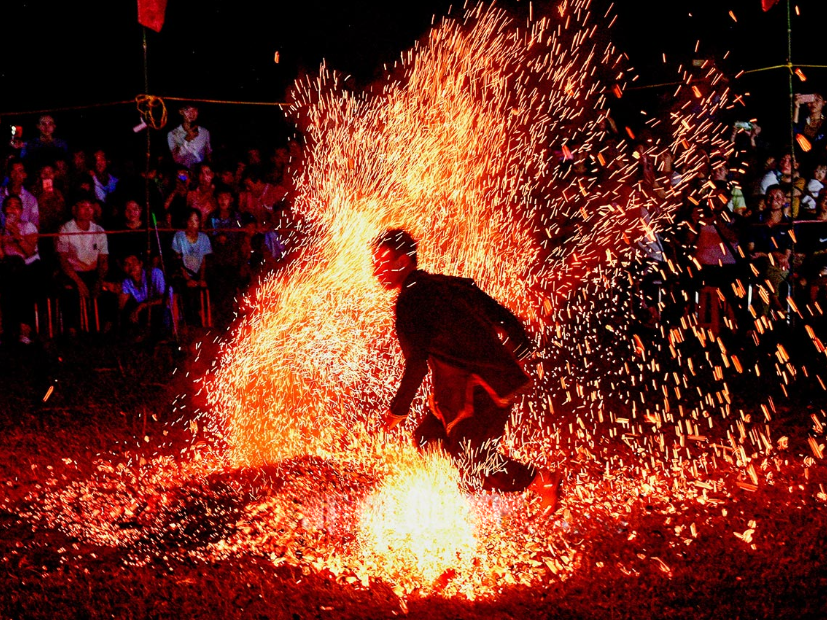 Màn nhảy lửa kỳ bí của dân tộc Dao Đỏ.