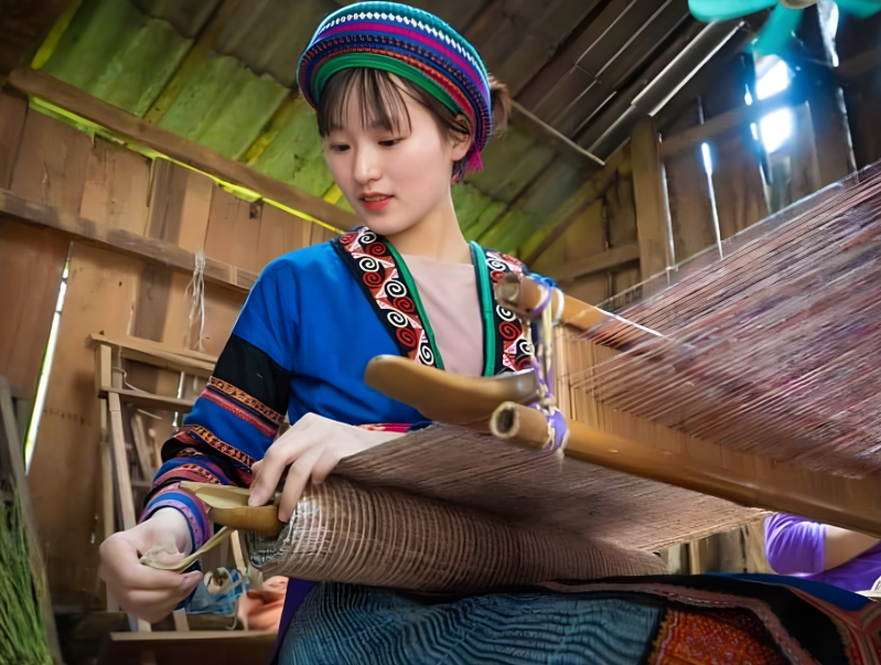 Phụ nữ H’Mông tất bật hoàn thiện những bộ trang phục mới.