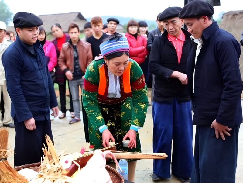 Bà con Mông vẫn luôn duy trì những tục lệ này cốt để đời sống thuận lợi và ấm no hơn.
