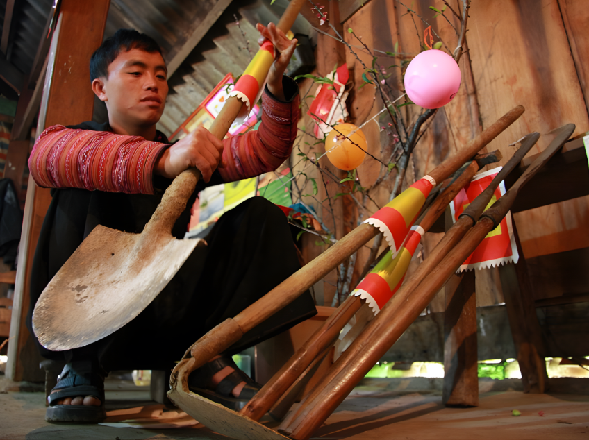 Nam giới trong gia đình đảm nhận những công việc nặng nhọc hơn.