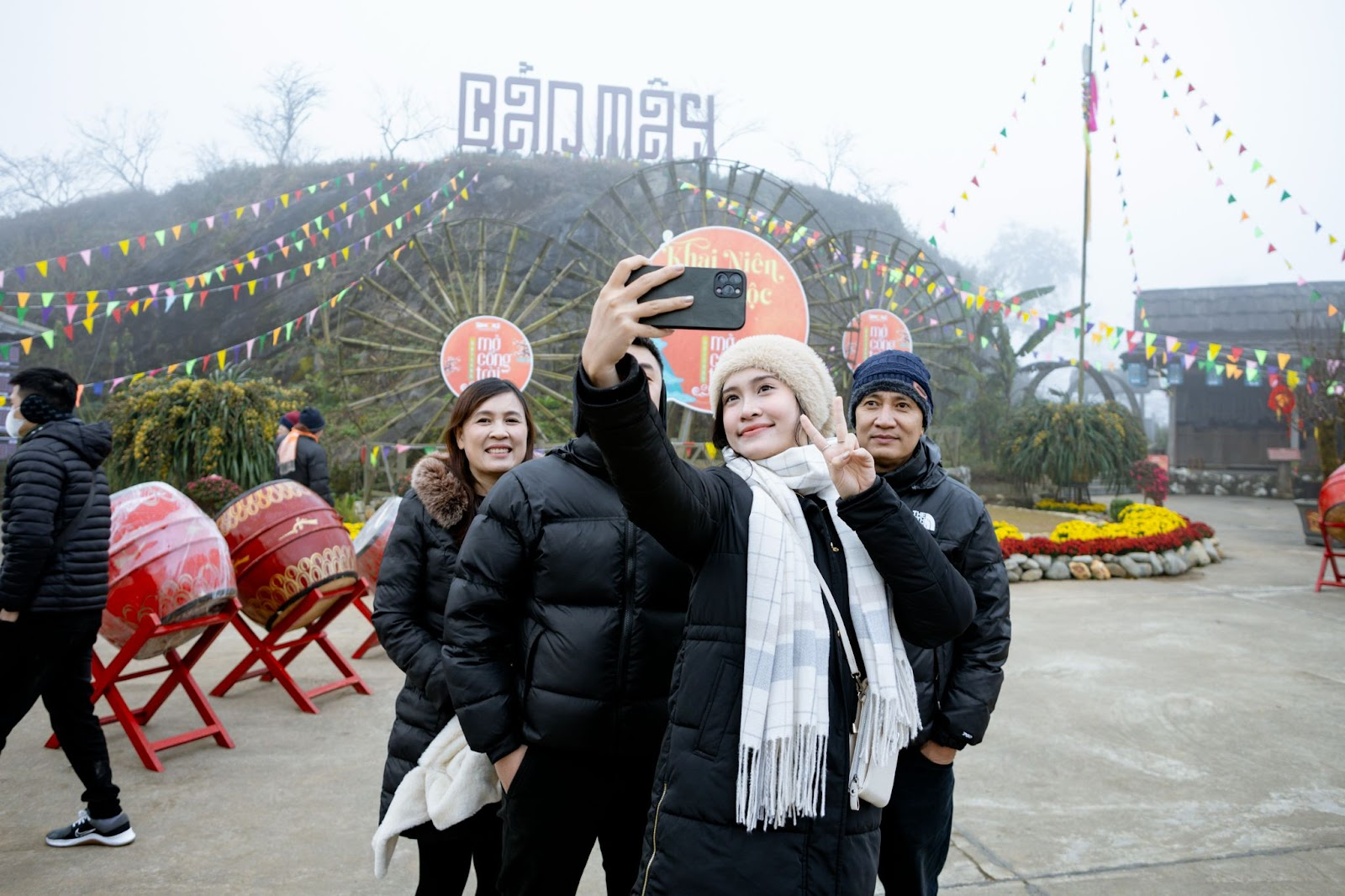 Lễ hội xuân Sa Pa thu hút du khách bởi nhiều hoạt động dân gian sôi nổi.