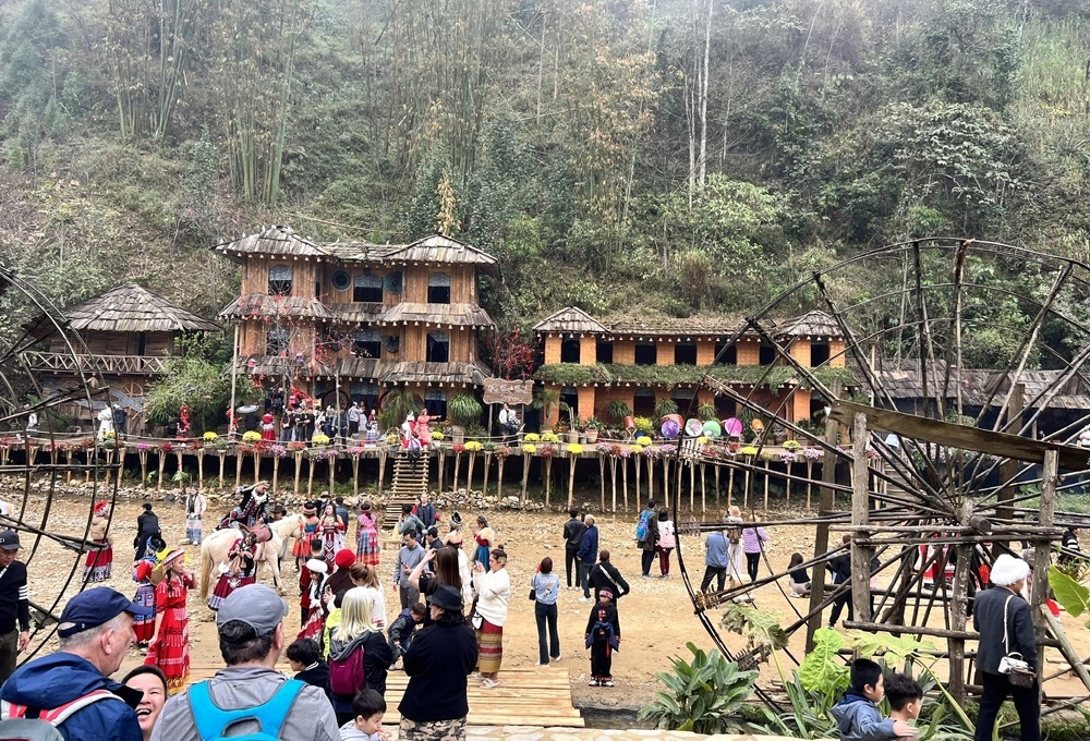 Hình ảnh đặc trưng nhất tại bản Cát Cát Sa Pa chính là những chiếc cối xay nước bằng gỗ