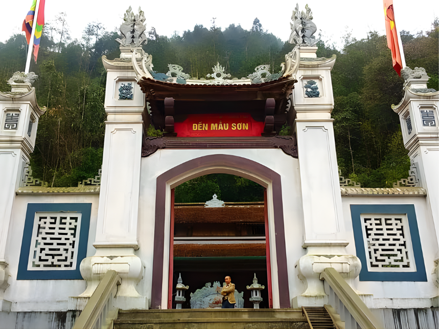 Đền Mẫu Sơn mang trong mình giá trị lịch sử và văn hóa đặc biệt.
