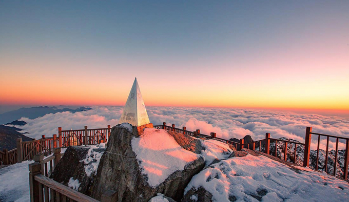 Cột mốc Fansipan với độ cao 3.143 m nổi bật trên nền đá tự nhiên đã trở thành biểu tượng check in Sa Pa ngày Tết.