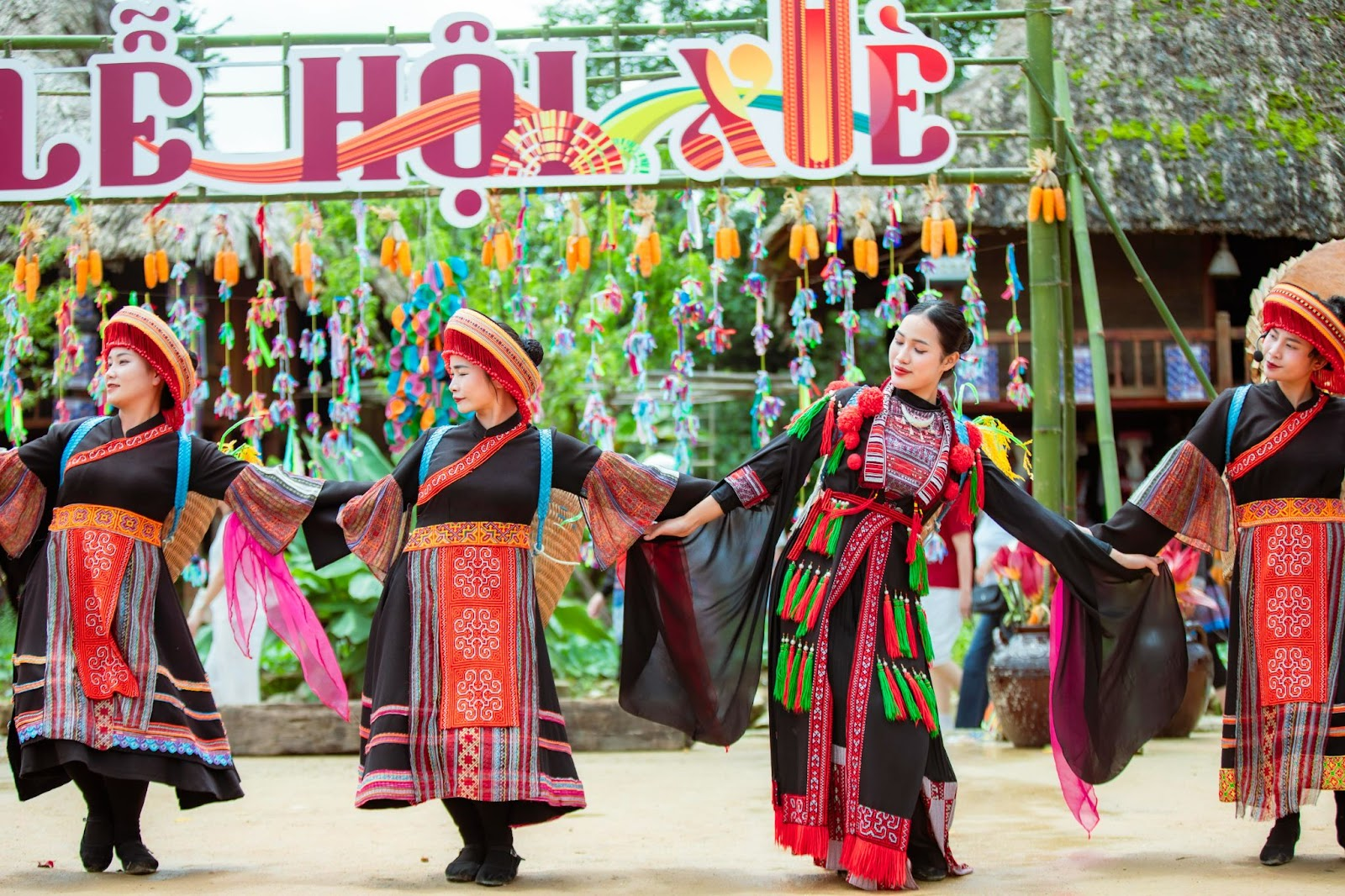 Những điệu Xòe uyển chuyển, mềm mại gắn liền với đời sống tín ngưỡng.