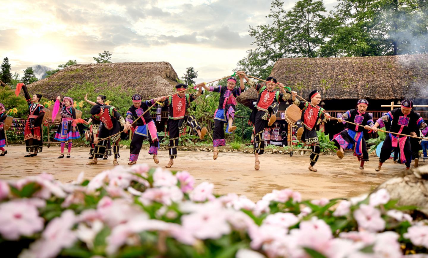 Bản Mây bừng sức sống với điệu múa, tiếng khèn và sắc phục đồng bào vùng cao. 