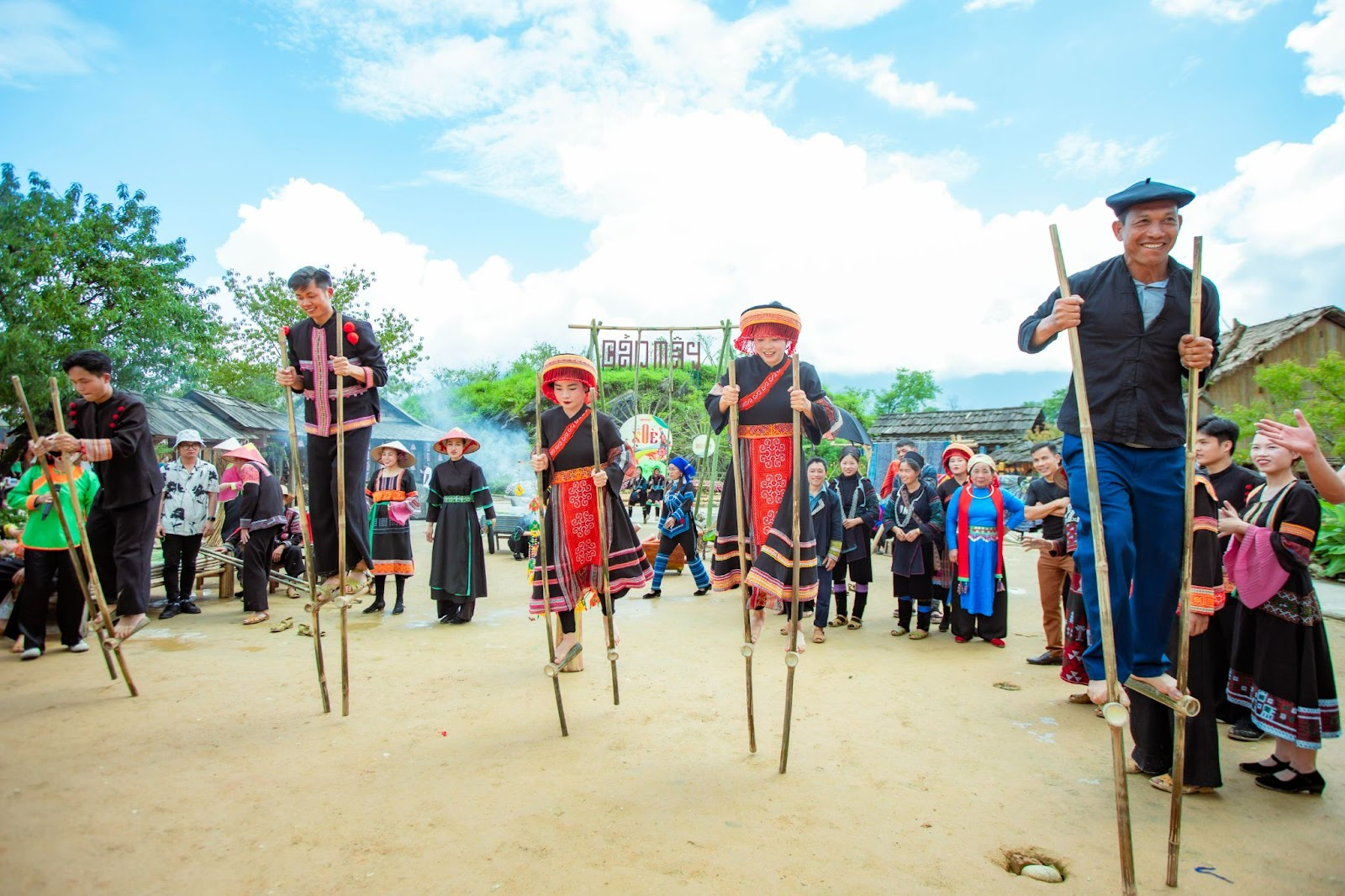 Sức hút của các lễ hội còn nằm ở các trò chơi dân gian đầy ắp tiếng cười, một trong số đó có thể kể đến như đi cà kheo.