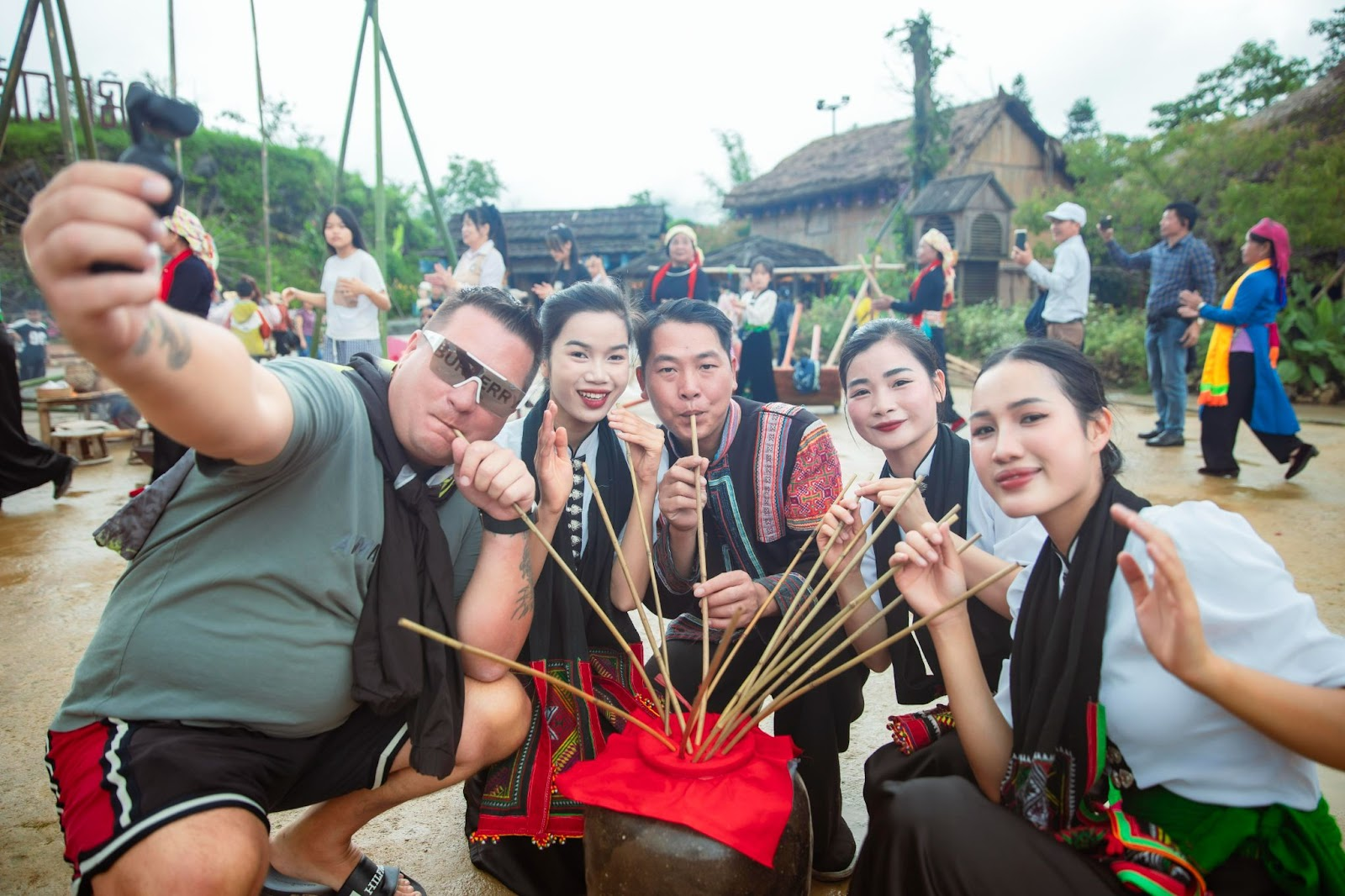 Trải nghiệm tại Bản Mây, du khách cũng có thể được thưởng thức vị rượu đặc biệt của người dân tộc Tây Bắc.