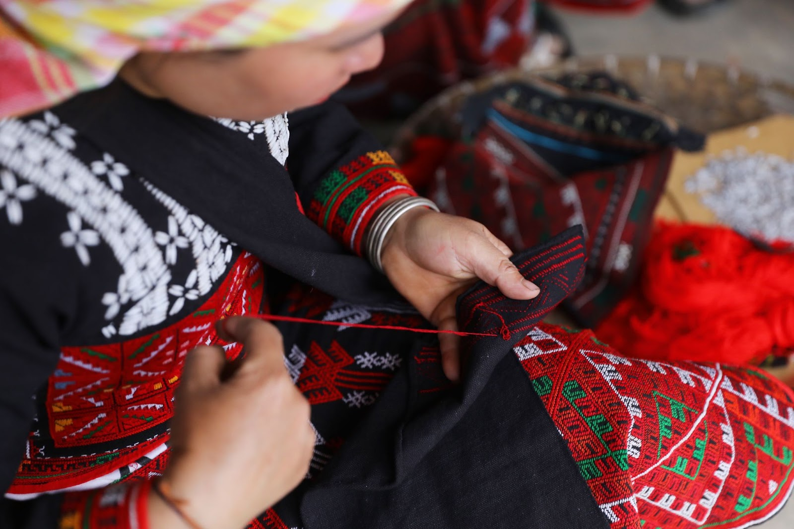 Du khách có cơ hội tận mắt chứng kiến quy trình làm nên những sản phẩm thủ công tinh xảo của đồng bào dân tộc