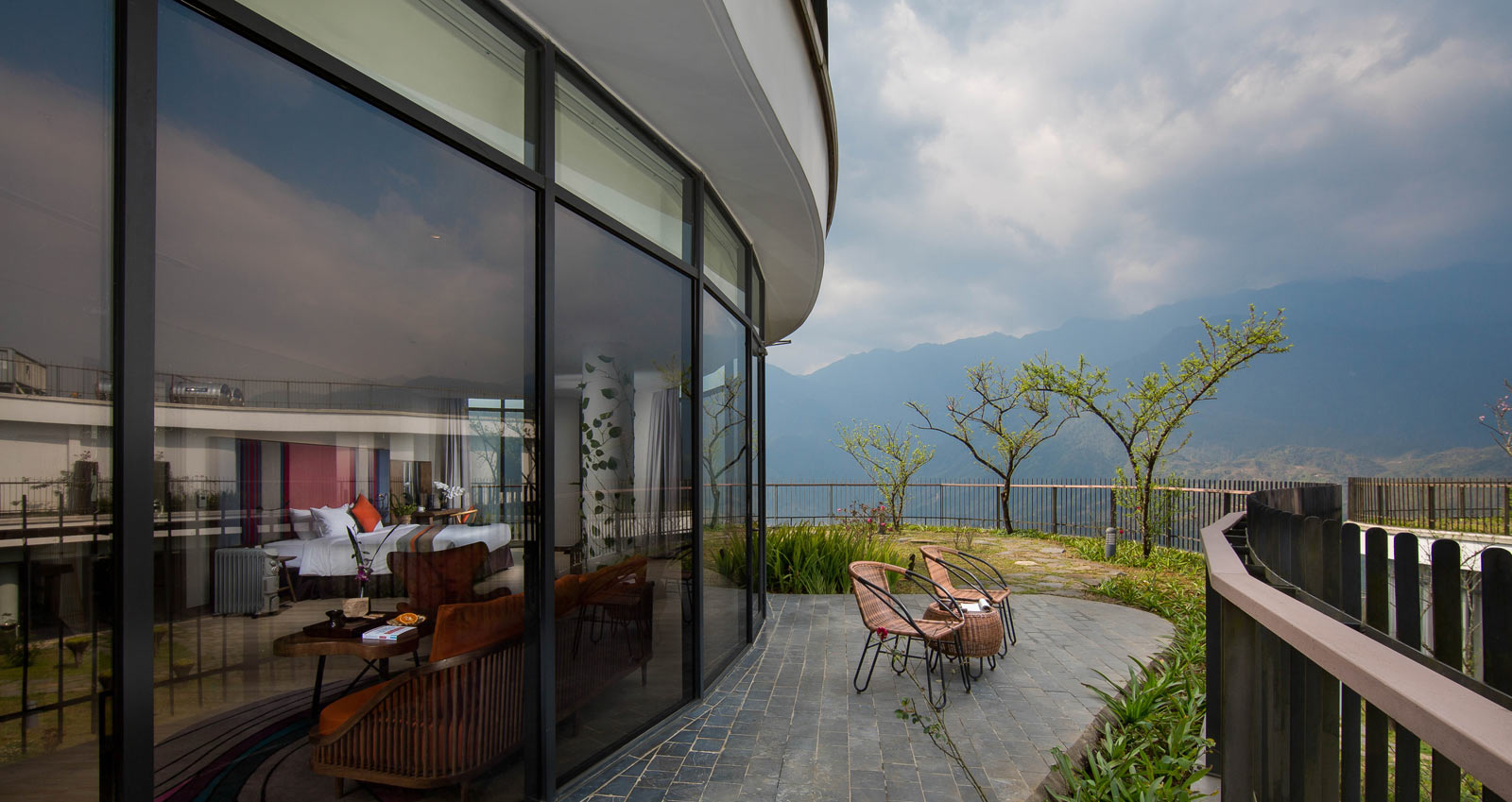 Không gian nơi đây là sự hòa quyện hài hòa giữa thiên nhiên Tây Bắc hùng vĩ và kiến trúc tinh tế.