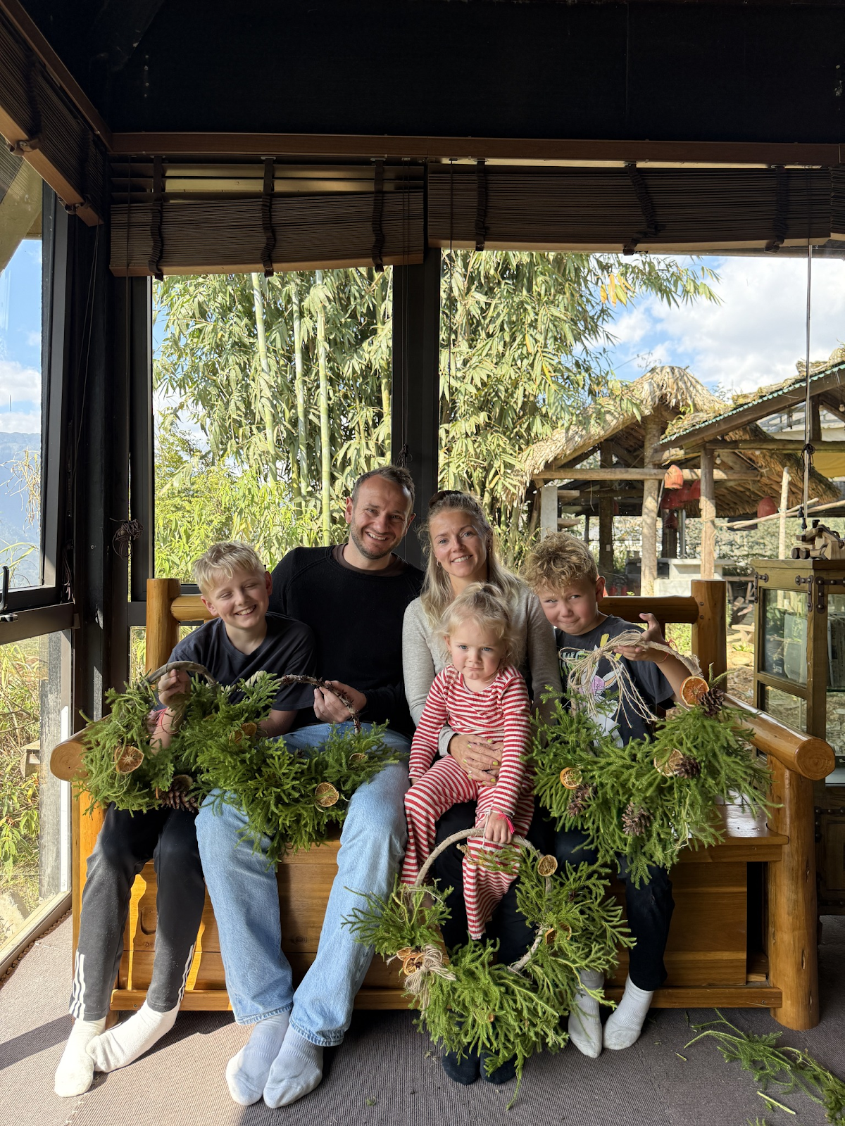 Gia đình du khách nước ngoài cùng nhau lưu giữ những khoảnh khắc tại Sapa Jade Hill Resort & Spa. 